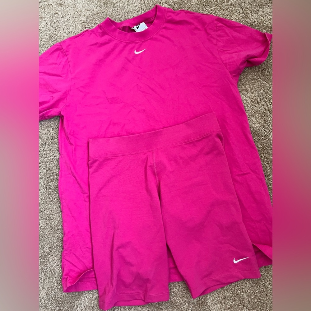 Nike t-shirt and bike shorts set magenta fuschia size medium